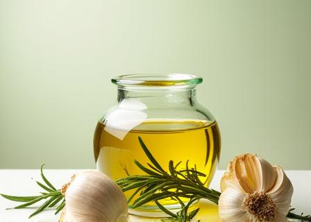 Conservas de ajos en aceite de oliva y hierbas